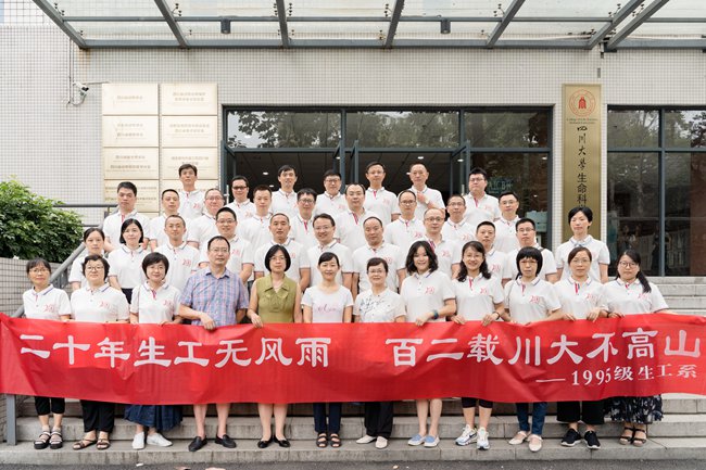 1 员工学院大门口合影.jpg 1 员工学院大门口合影.jpg
