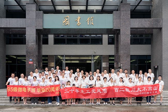 4 员工参观图书馆.jpg 4 员工参观图书馆.jpg